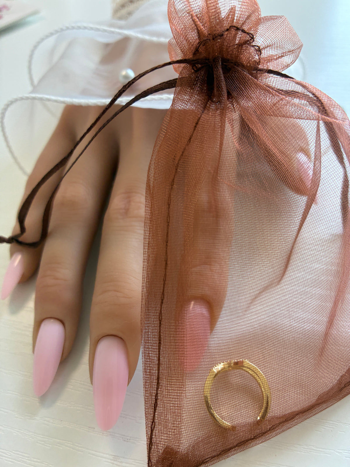 Bague d’ongle Double V dorée à strass – Ajustable