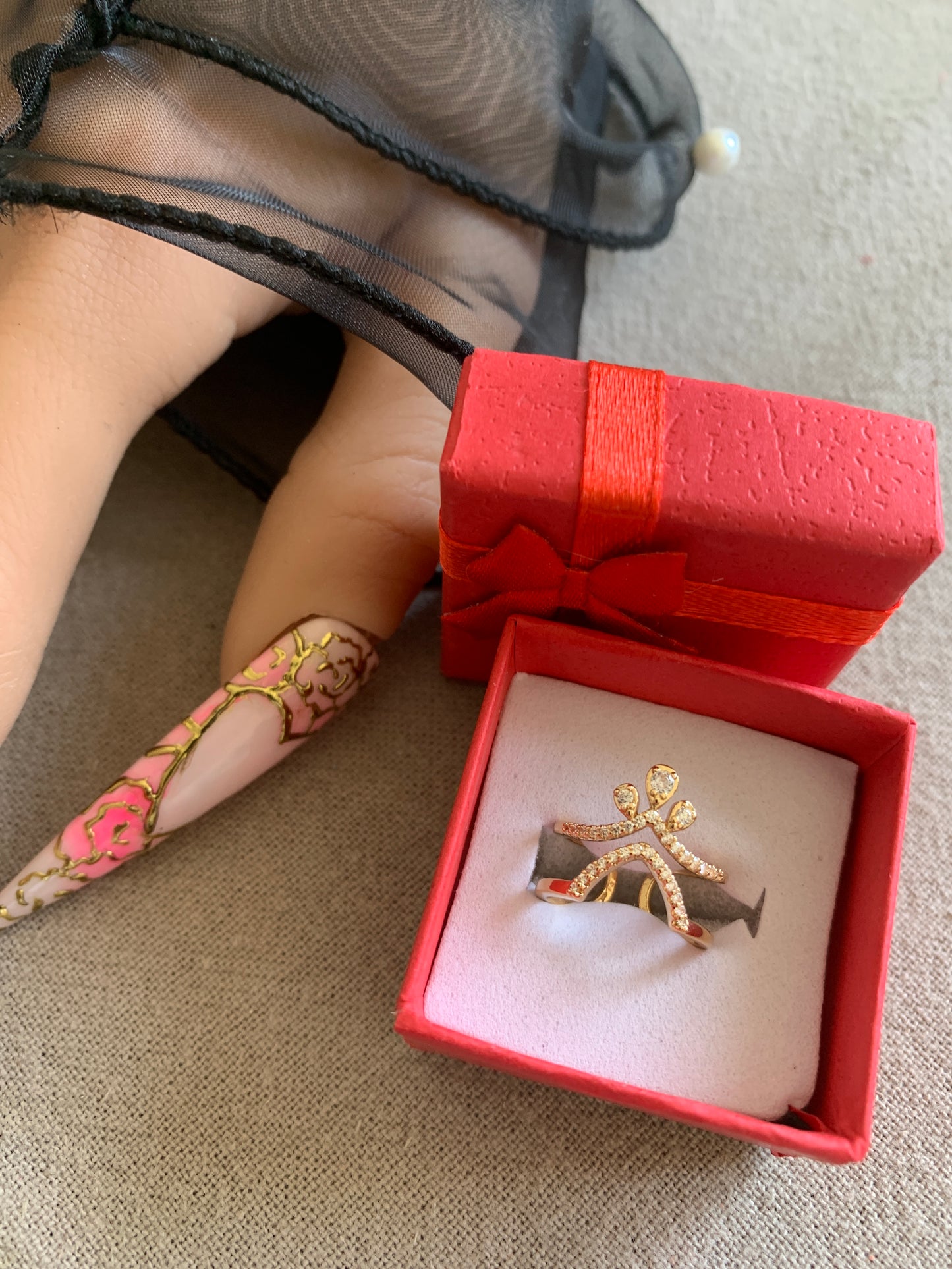Bague bout de doigt couronne à strass dorée