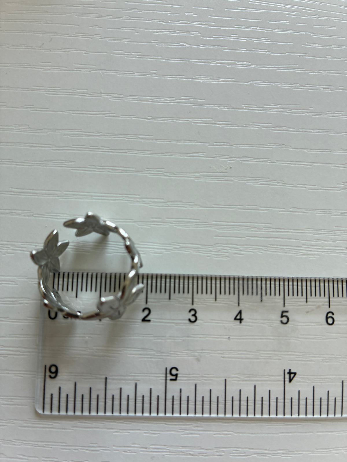 Bague Fleurs argentée ajourée – Acier inoxydable – Ajustable