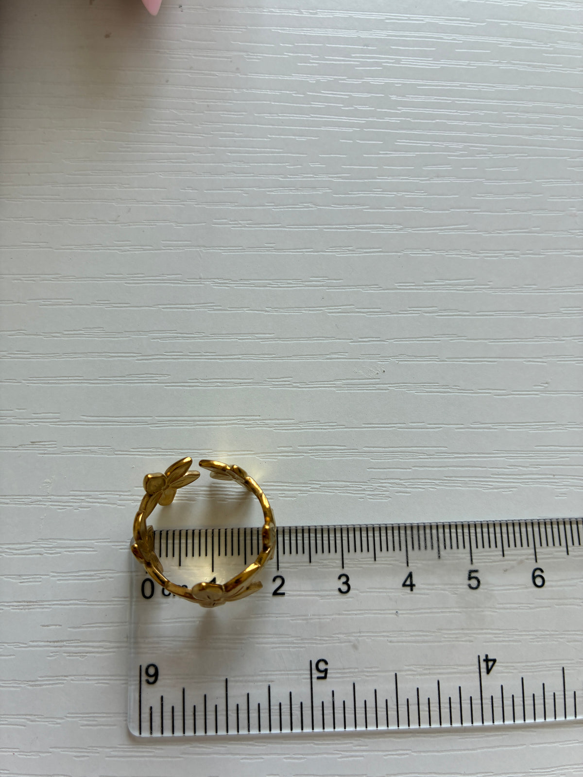 Bague Fleurs dorée ajourée – Acier inoxydable – Ajustable