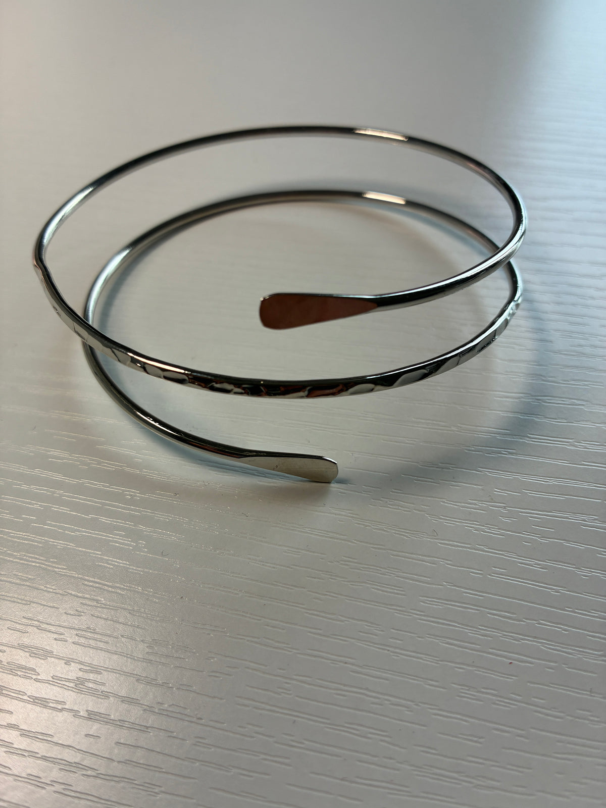 Bracelet de bras double spirale martelée argenté – Ajustable