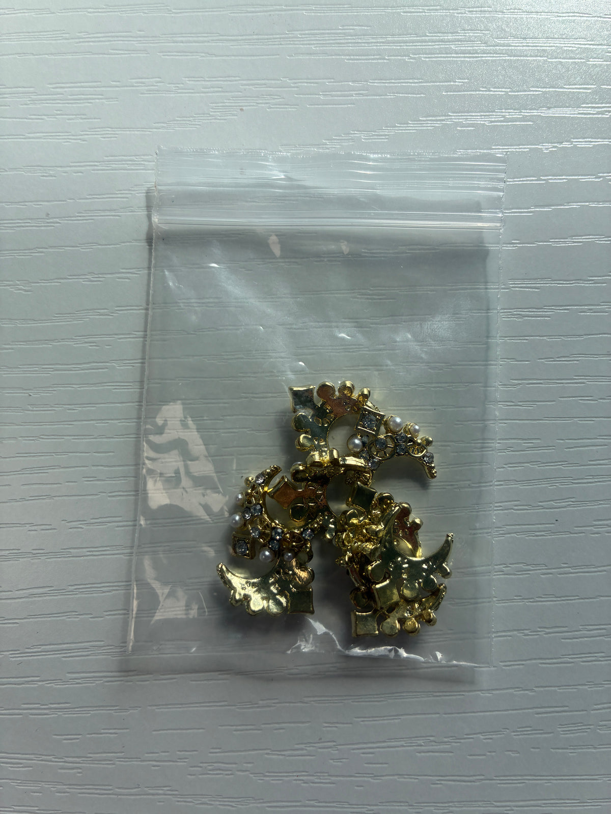 Bijoux d’ongles 3D dorés avec strass et perles – Lot de 10