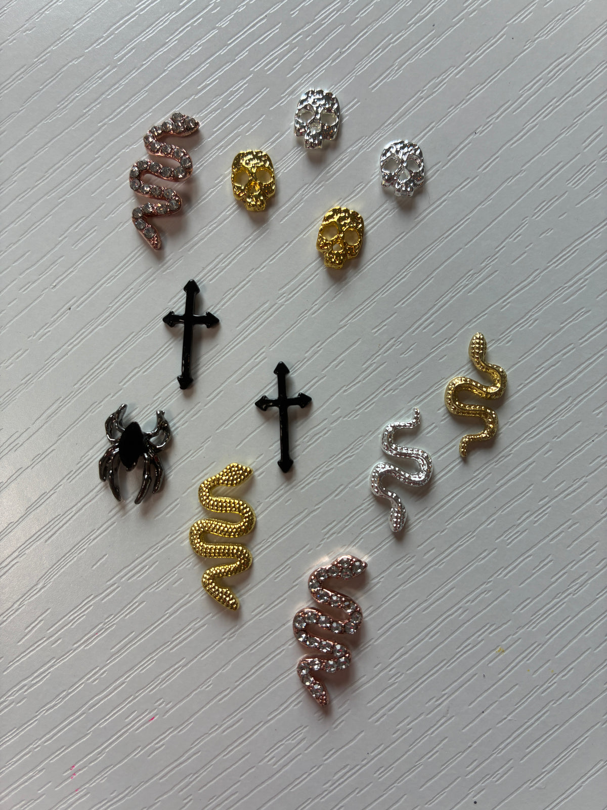 Assortiment 70 bijoux d’ongles 3D – Serpents, crânes, croix & araignées