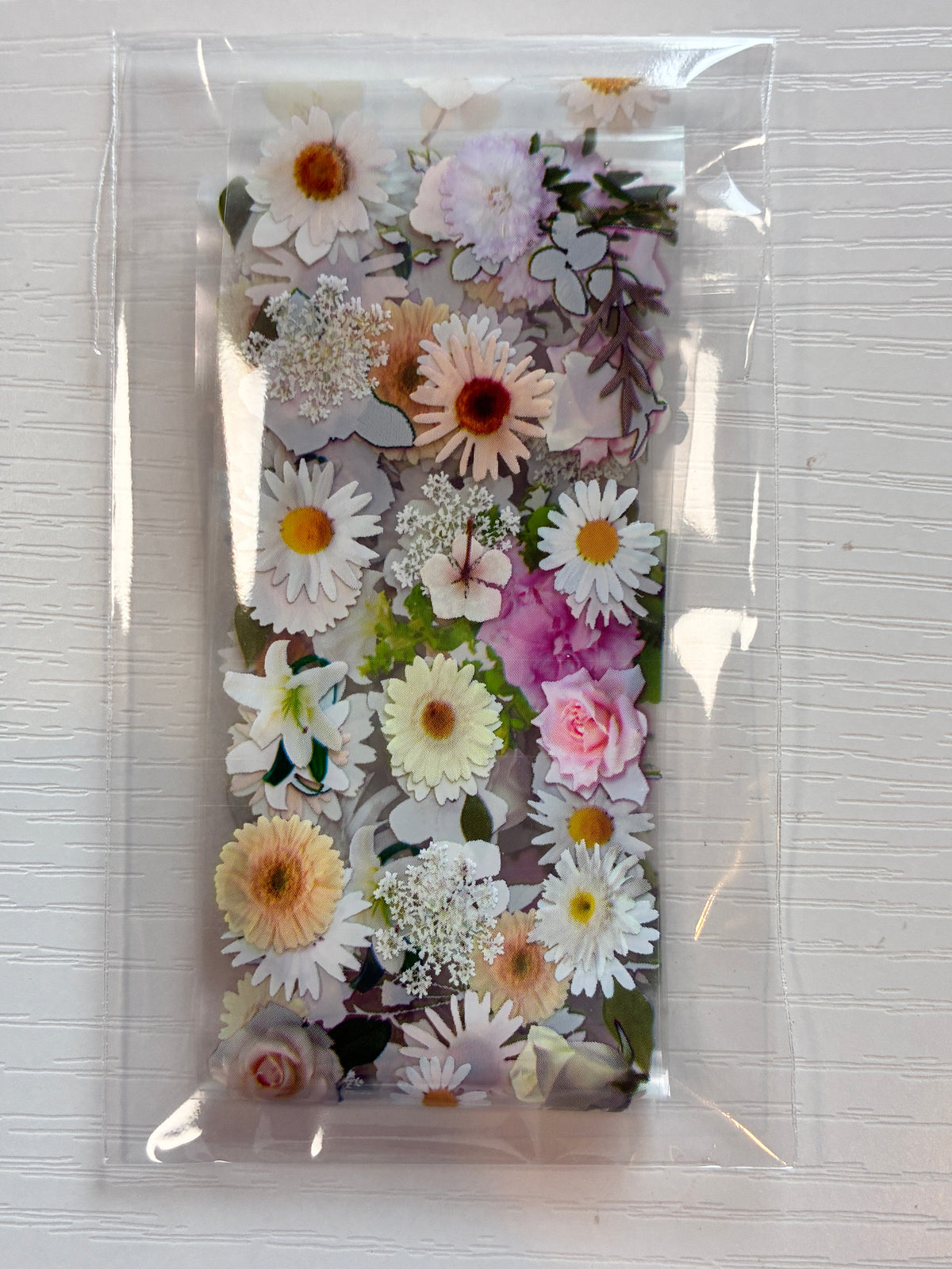 Foil Nail Art – Fleurs blanches et roses délicates