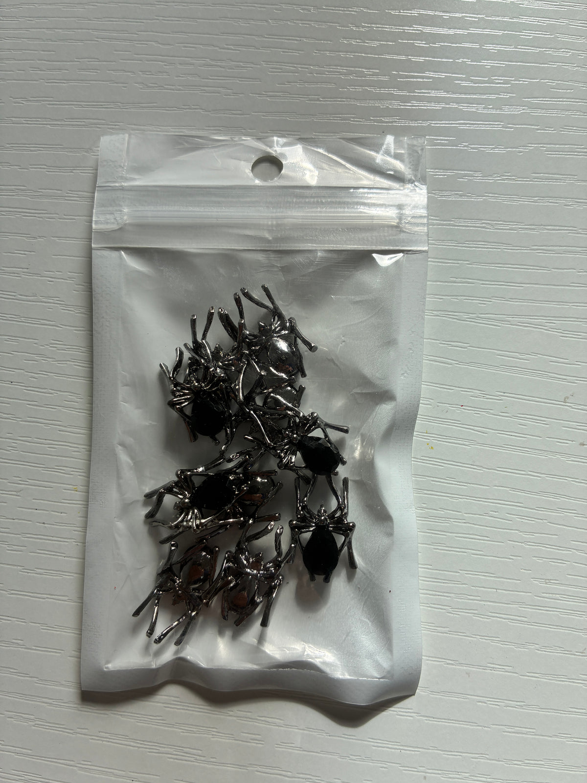Lot de 10 araignées 3D noires et argentées – Nail Art & loisirs créatifs