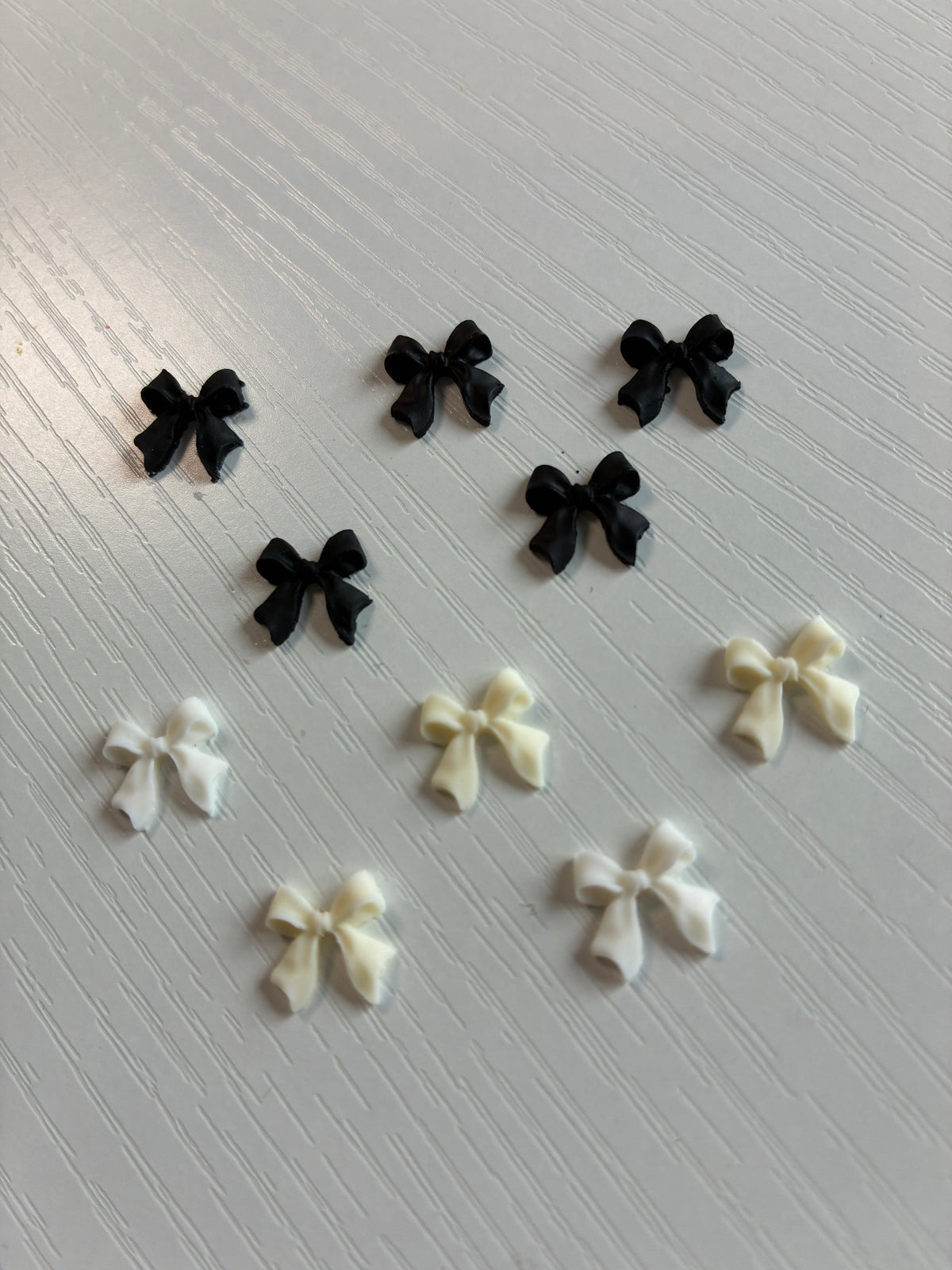 Bijoux d'ongles 3D – Nœuds noirs, écrus et blancs – Lot de 10