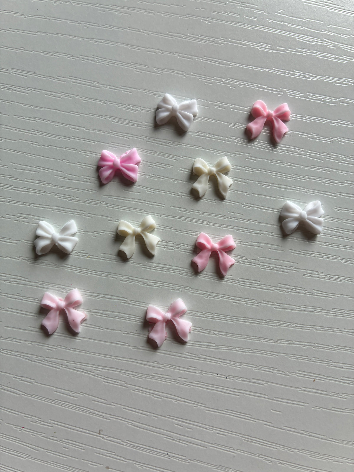 Bijoux d’ongles 3D – Nœuds roses, blancs et écrus – Lot de 10