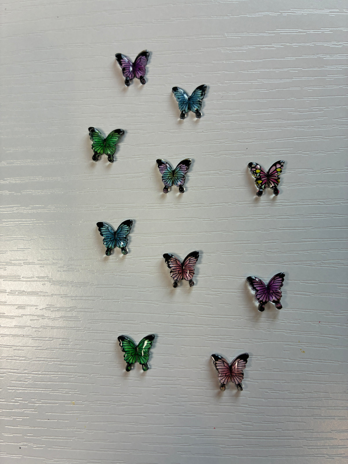 Papillons Nail Art multicolores – Lot de 10 – Assortiment aléatoire