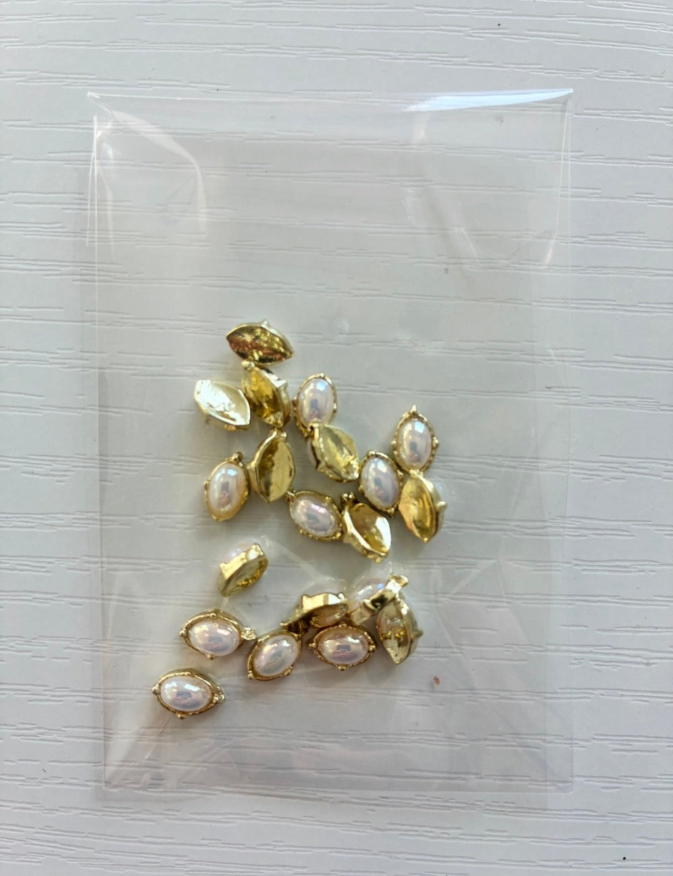 Perles nacrées ovales dorées Nail Art – Lot de 20