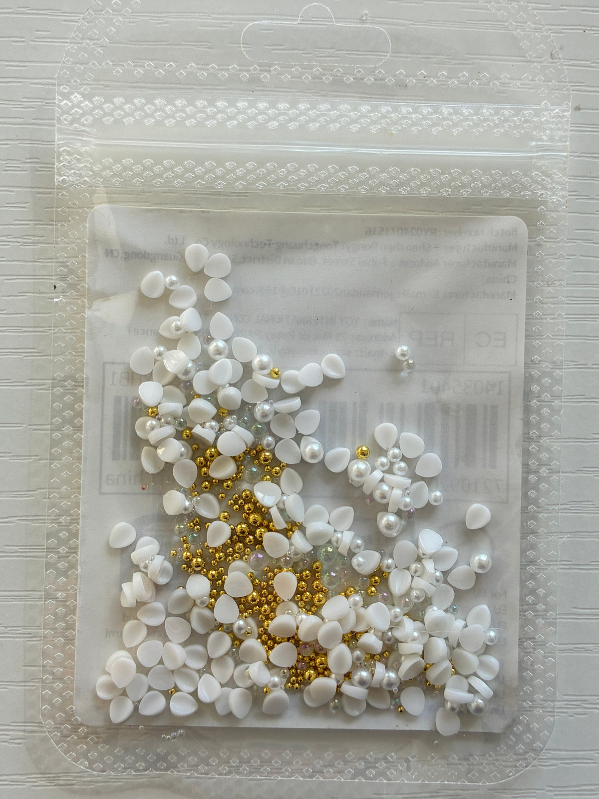 Assortiment Nail Art – Pétales blancs 3 mm et perles nacrées et dorées