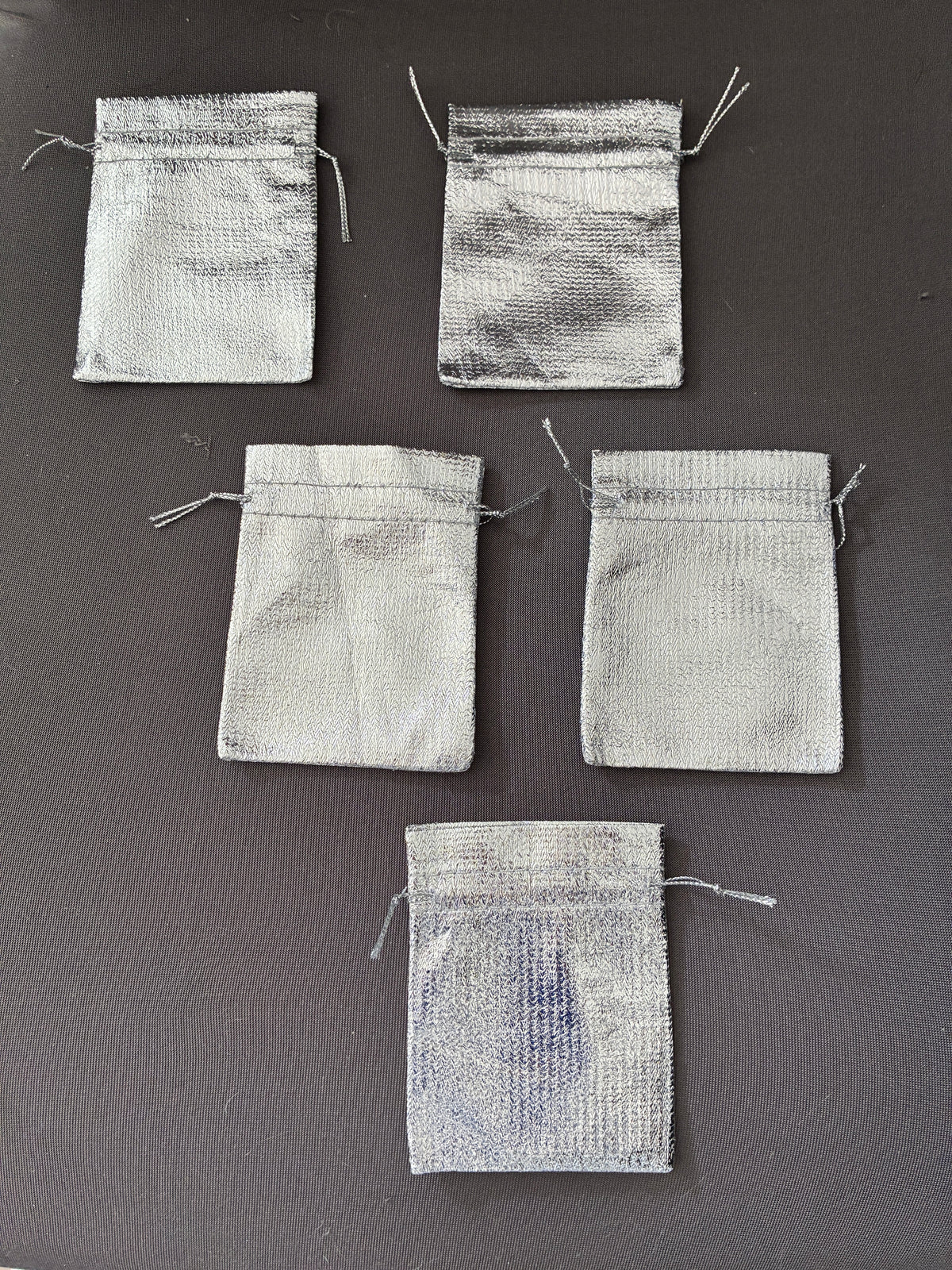 Lot de 5 pochettes cadeaux argentées métallisées – Bijoux et accessoires – 7 × 9 cm