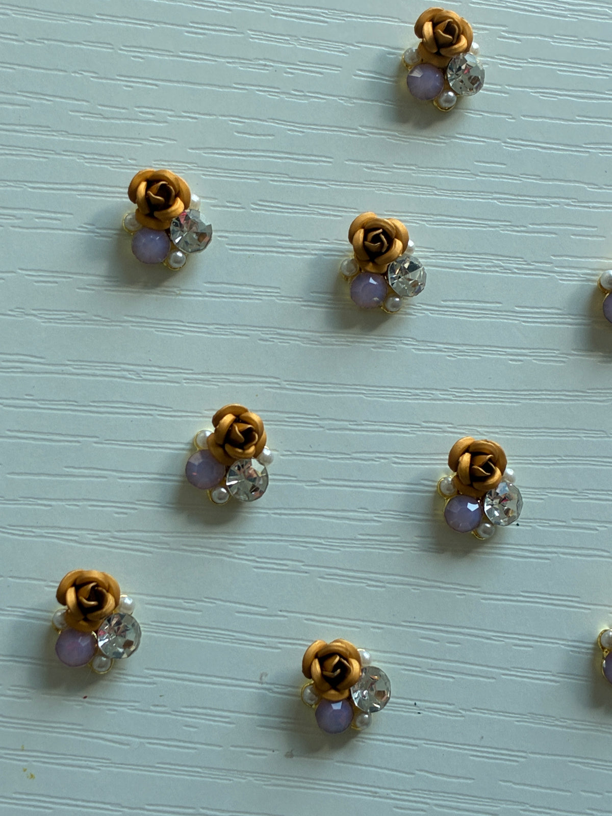 Roses 3D mordorées avec strass et perles – Lot de 10