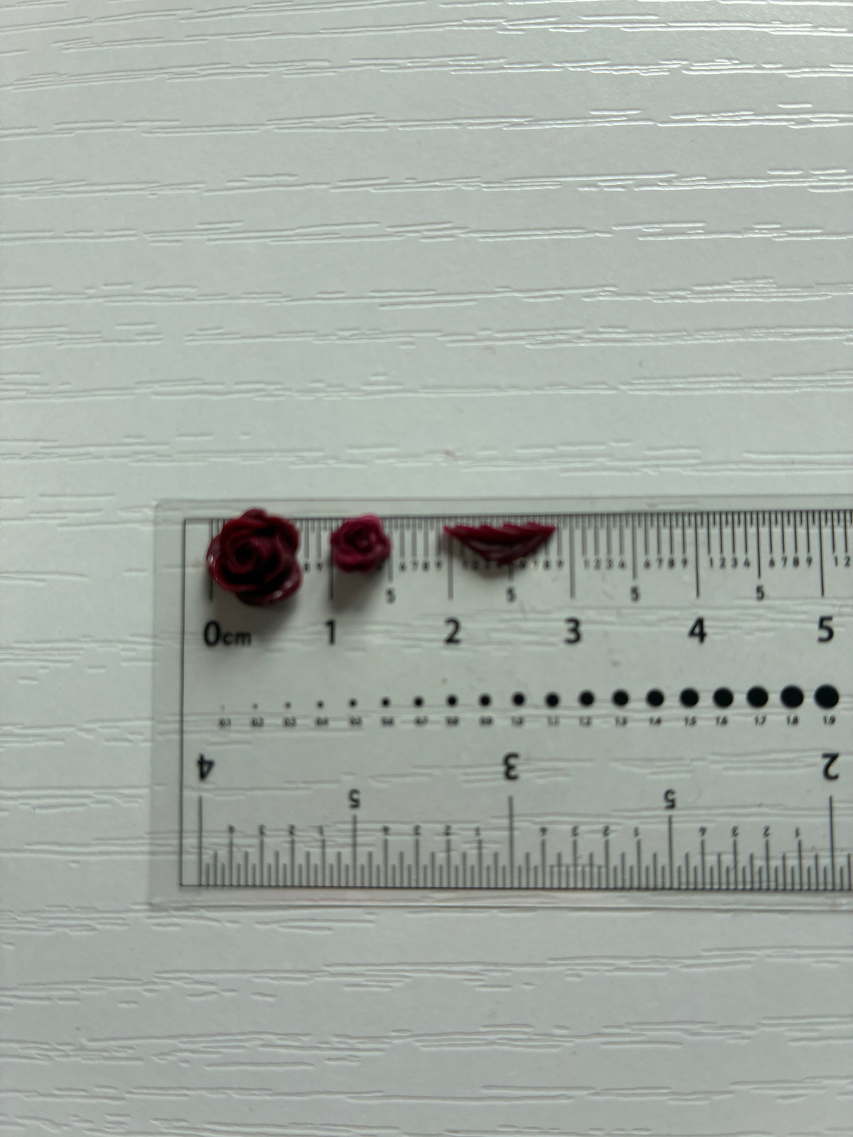 Petites roses bordeaux et feuilles 3D – Nail Art et décoration