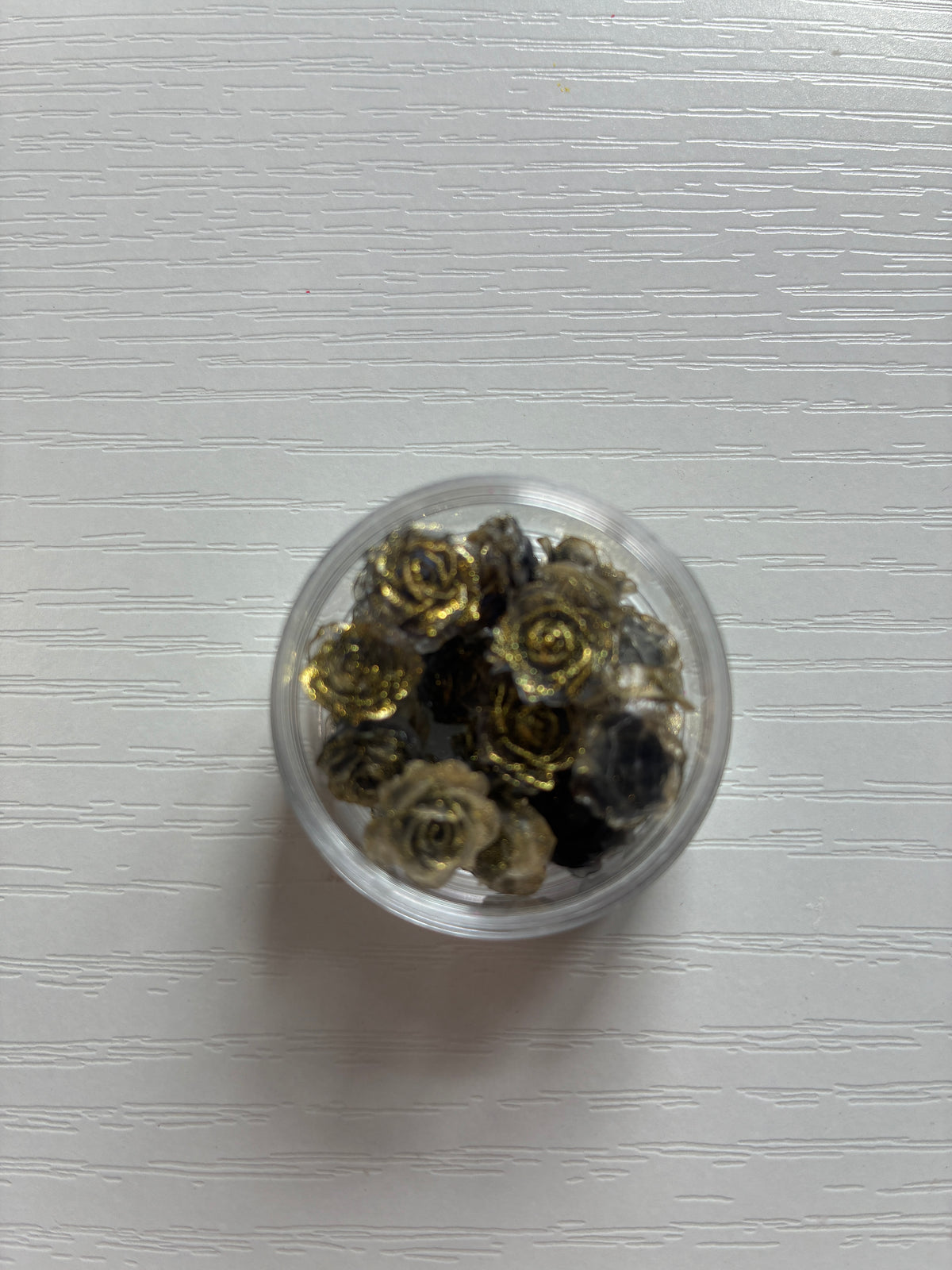 Mini roses 3D noires et dorées – Nail Art et décoration – Boîte assortie