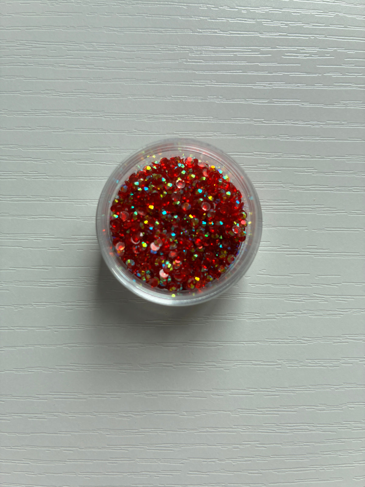 Petits strass rouges pour Nail Art – Reflets irisés