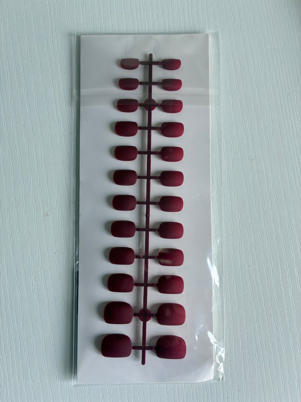 24 capsules carrées courtes bordeaux mat – 12 tailles + accessoires