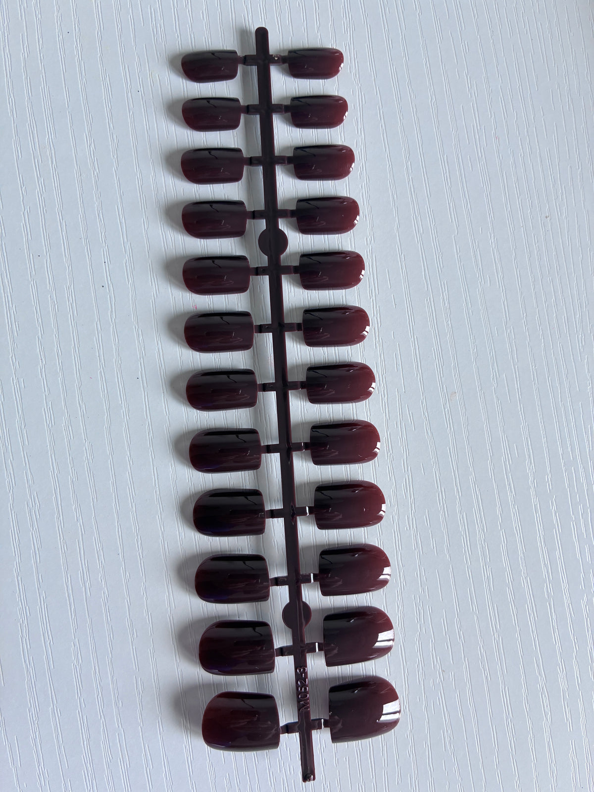 96 capsules carrées courtes cerise noire – 12 tailles