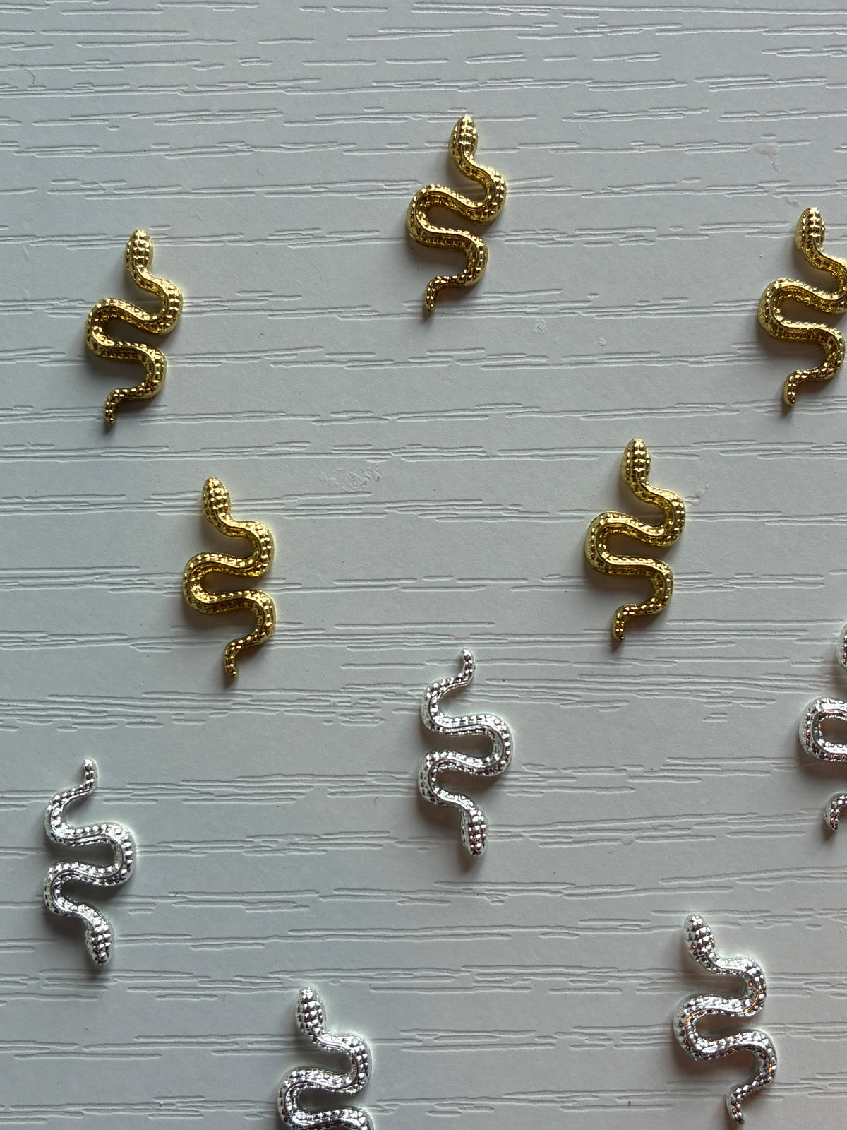 Bijoux d’ongles 3D serpents dorés et argentés – Lot de 10