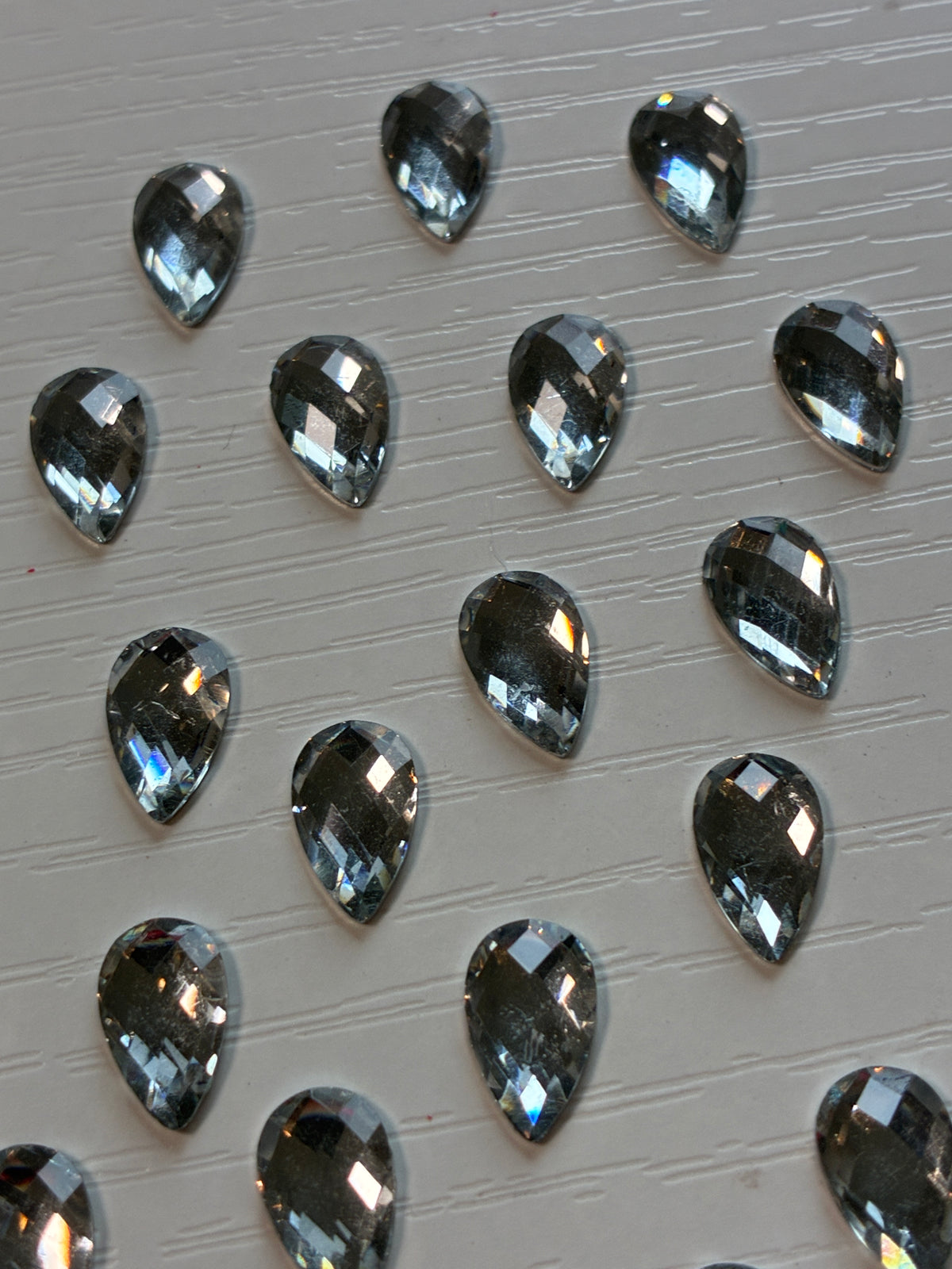 Lot de 50 strass goutte argentés facettés – 1 cm