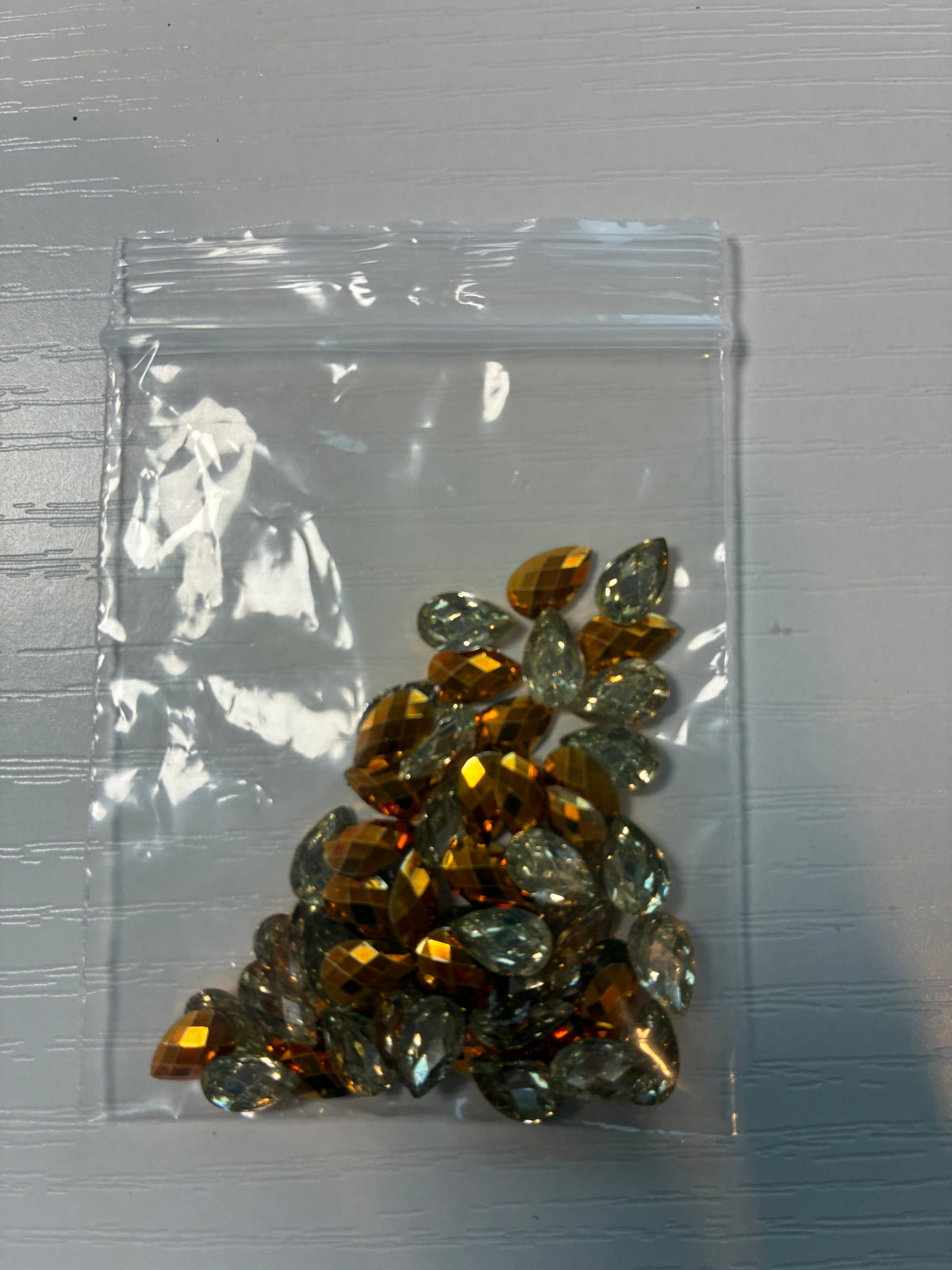 Lot de 50 strass goutte facettés dorés – 9 mm