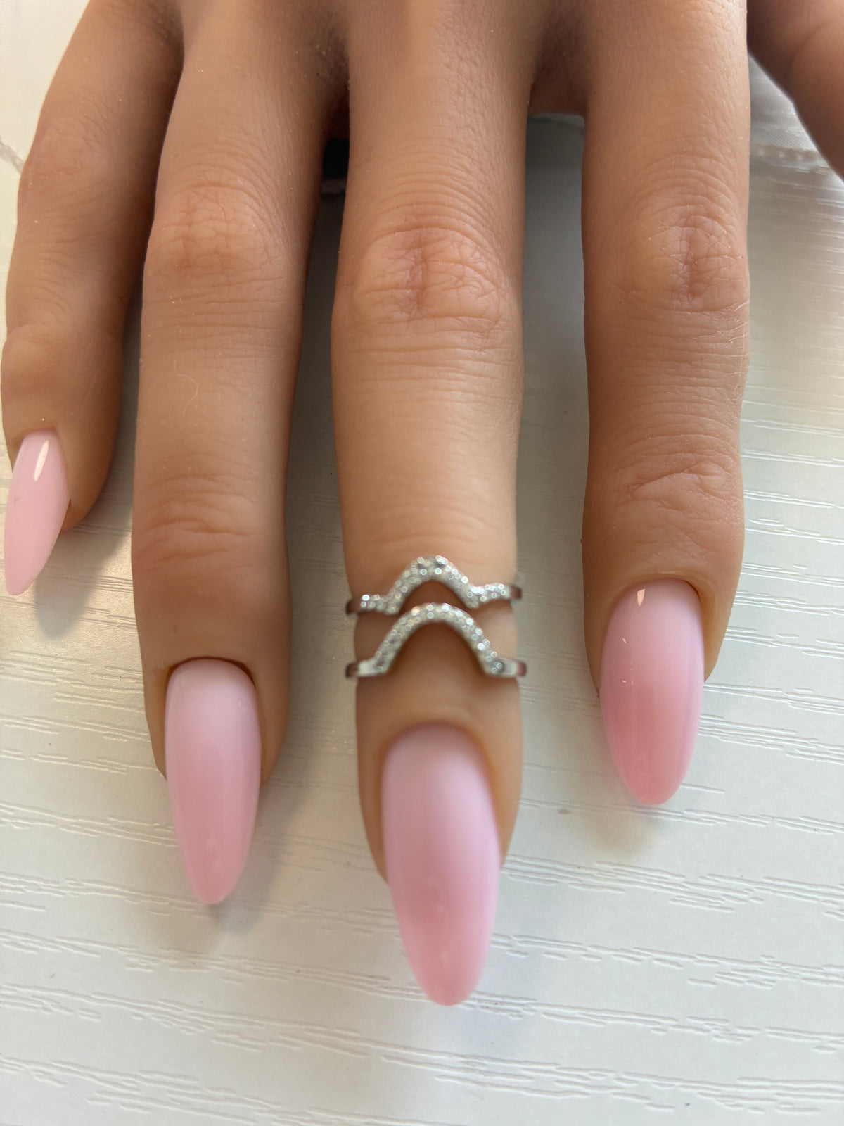 Bague d’ongle Double V argentée à strass – Ajustable