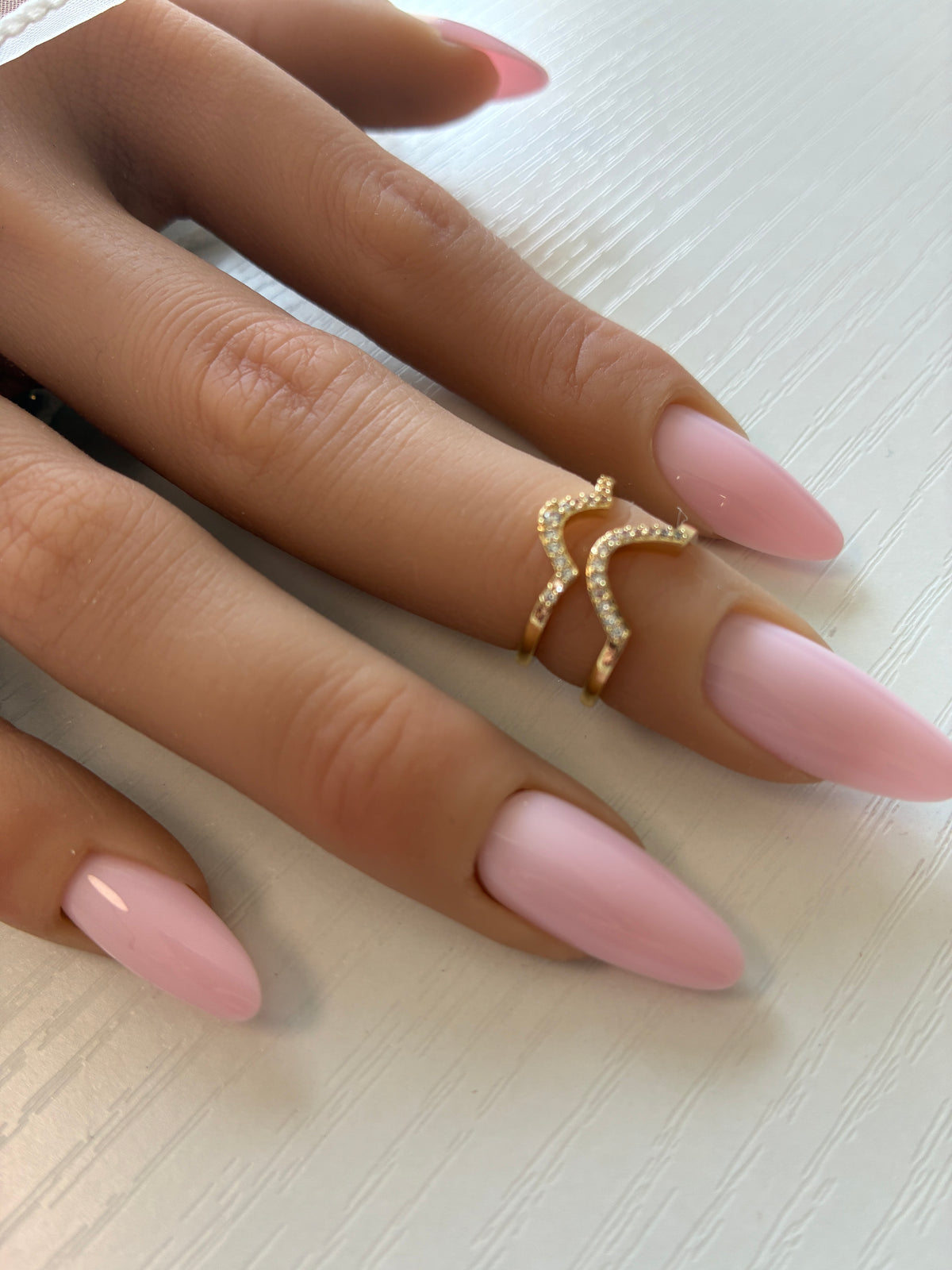 Bague d’ongle Double V dorée à strass – Ajustable