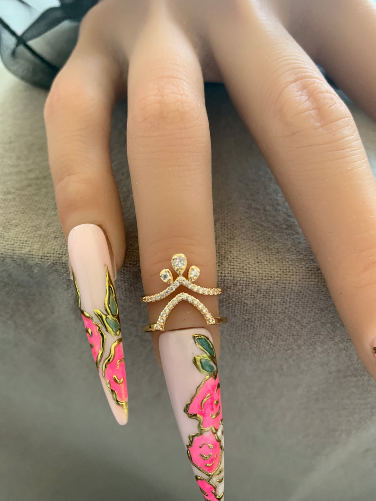 Bague bout de doigt couronne à strass dorée