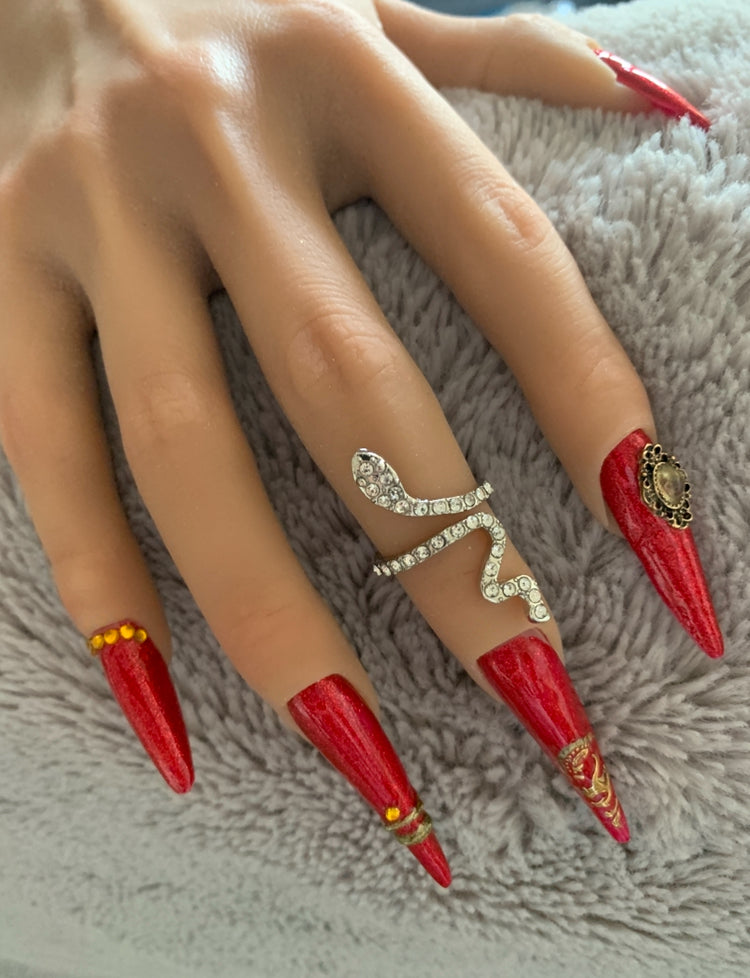 Bague Cobra royal argentée à strass