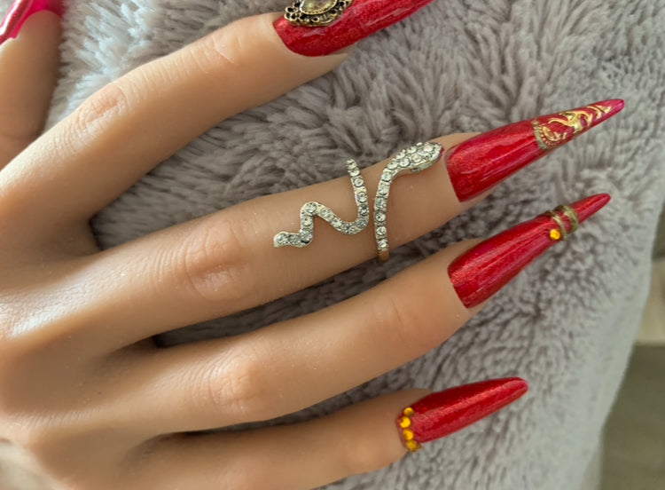 Bague Cobra royal argentée à strass