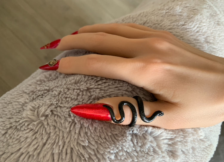 Bague Cobra royal noire à strass