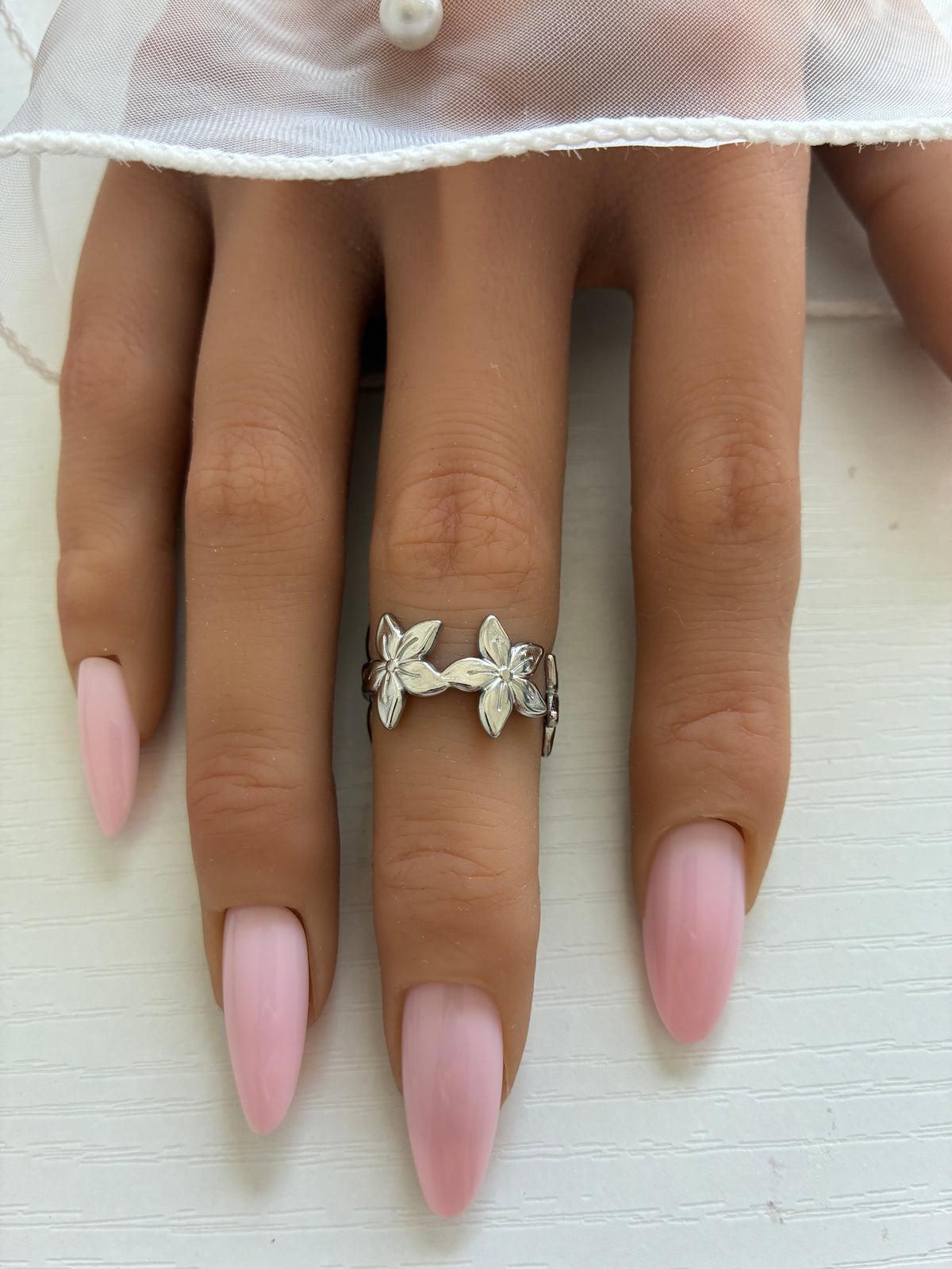 Bague Fleurs argentée ajourée – Acier inoxydable – Ajustable