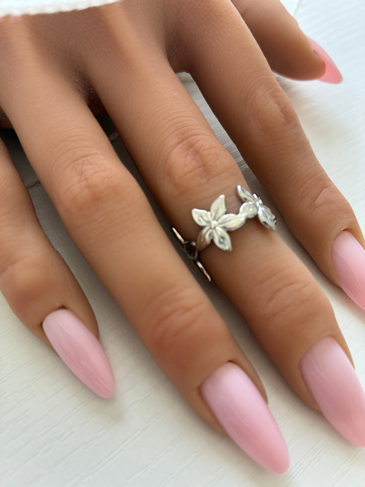Bague Fleurs argentée ajourée – Acier inoxydable – Ajustable