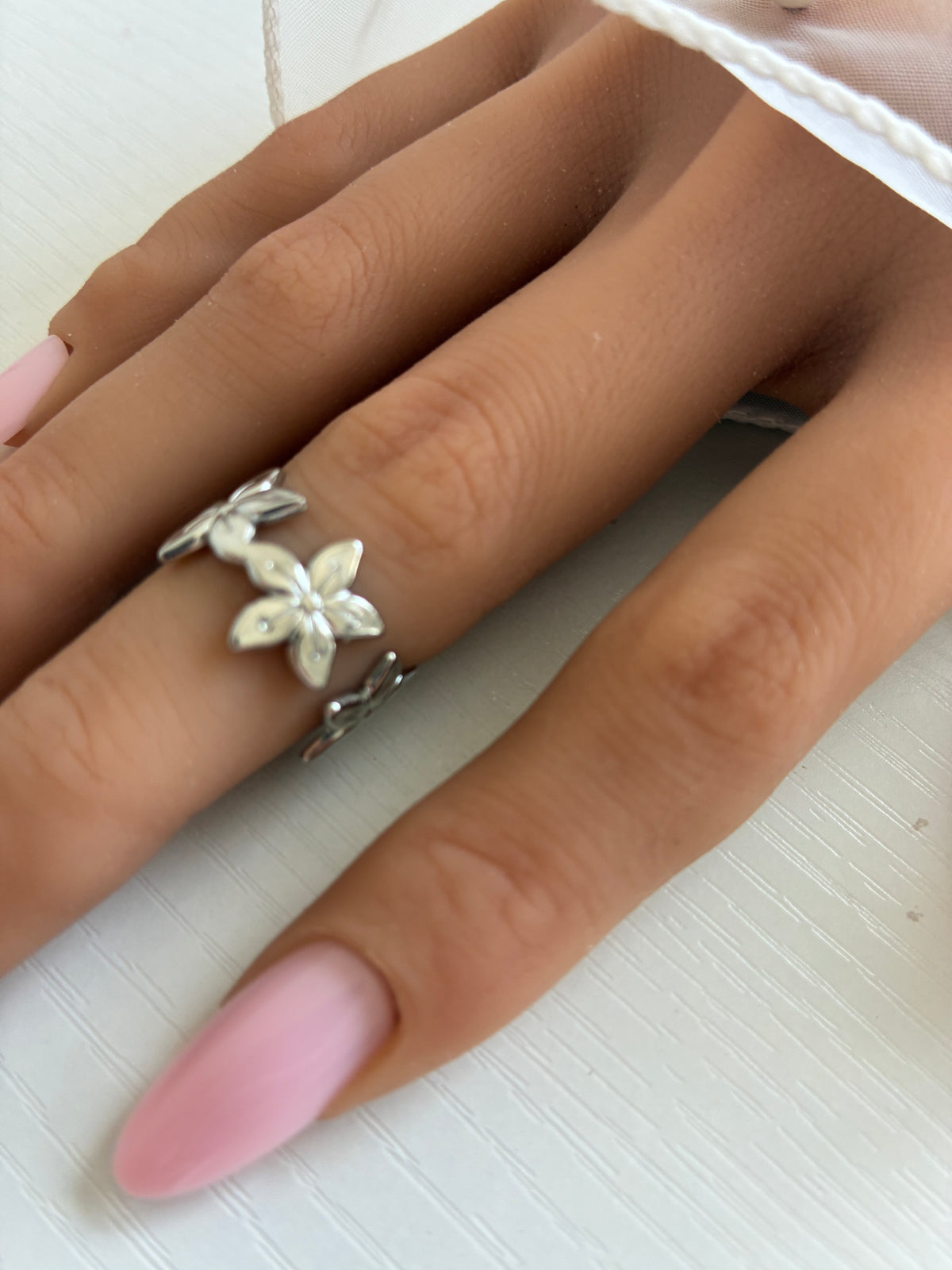 Bague Fleurs argentée ajourée – Acier inoxydable – Ajustable