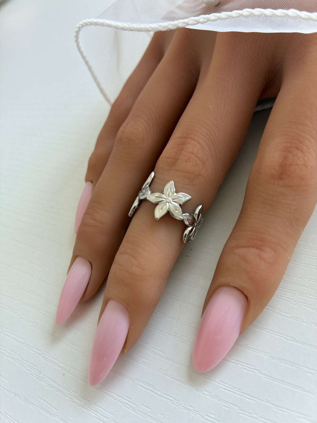 Bague Fleurs argentée ajourée – Acier inoxydable – Ajustable