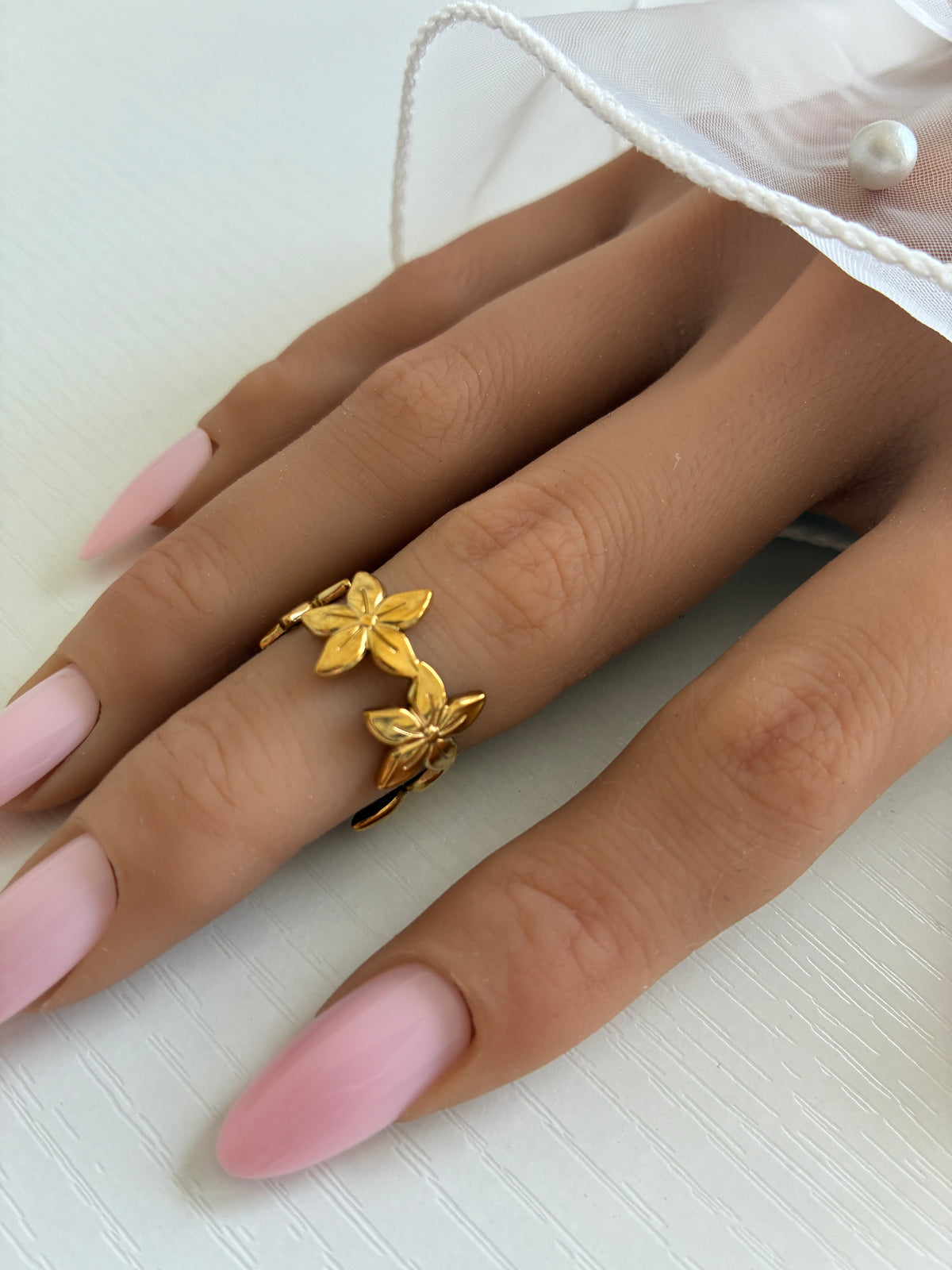 Bague Fleurs dorée ajourée – Acier inoxydable – Ajustable
