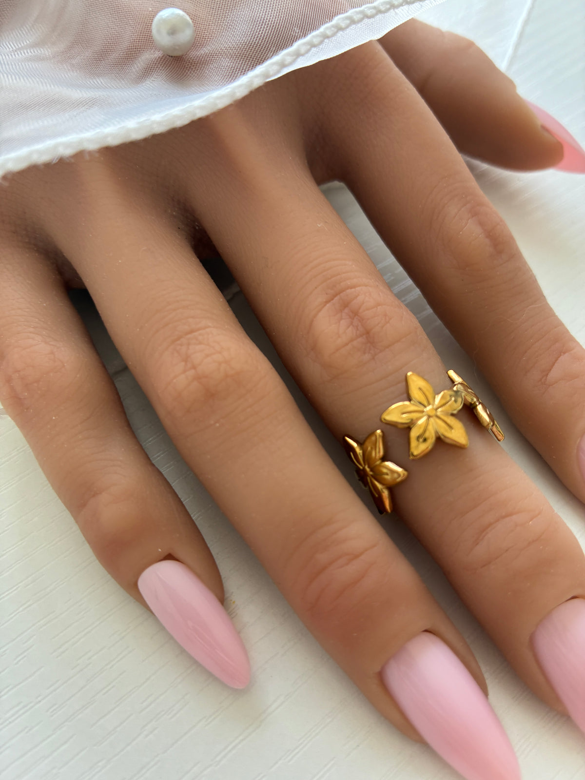 Bague Fleurs dorée ajourée – Acier inoxydable – Ajustable