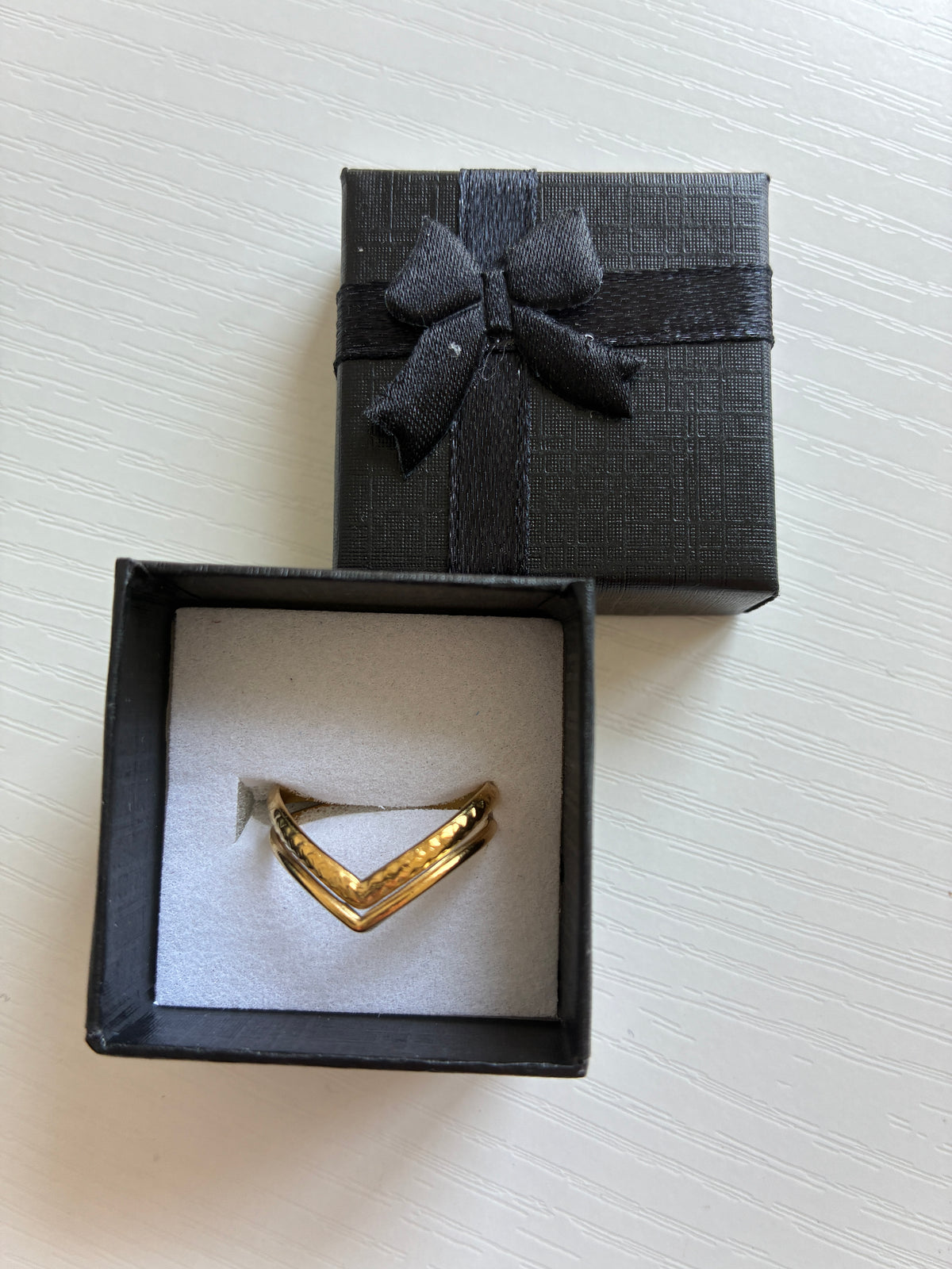 Bague Double Chevron dorée – Acier inoxydable – Ajustable