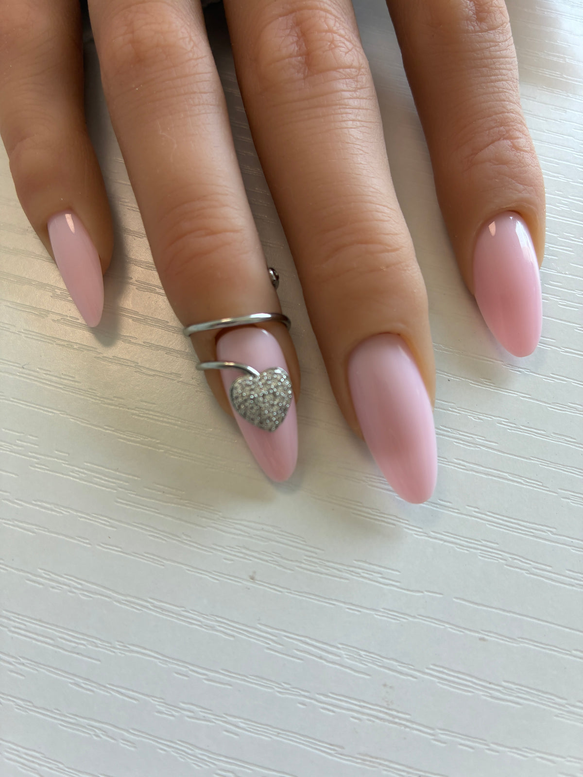 Bague d’ongle Cœur argentée à strass – Ajustable