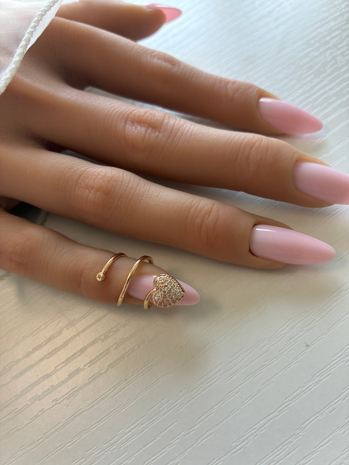Bague d’ongle Cœur dorée à strass – Ajustable