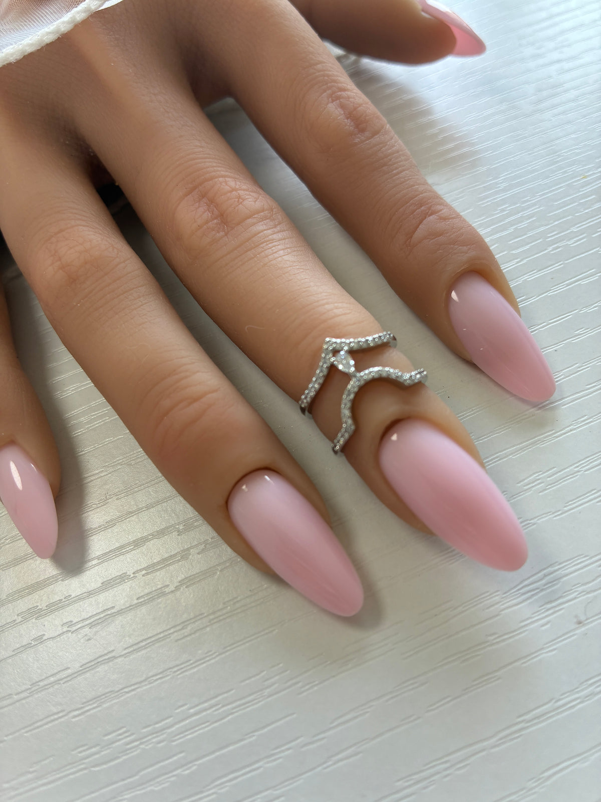 Bague d’ongle Double V argentée à strass & goutte – Ajustable