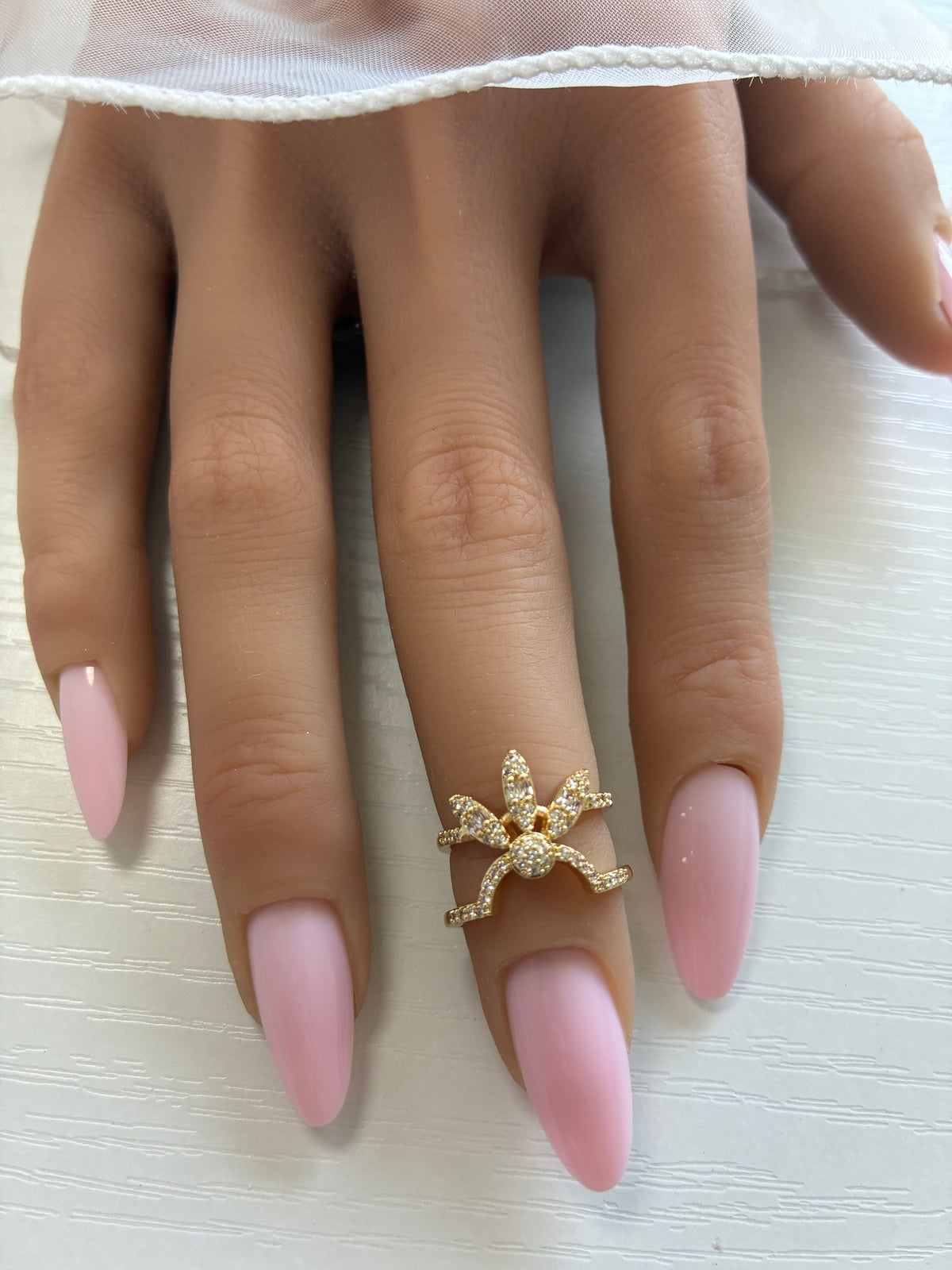 Bague d’ongle Fleur dorée à strass – Ajustable