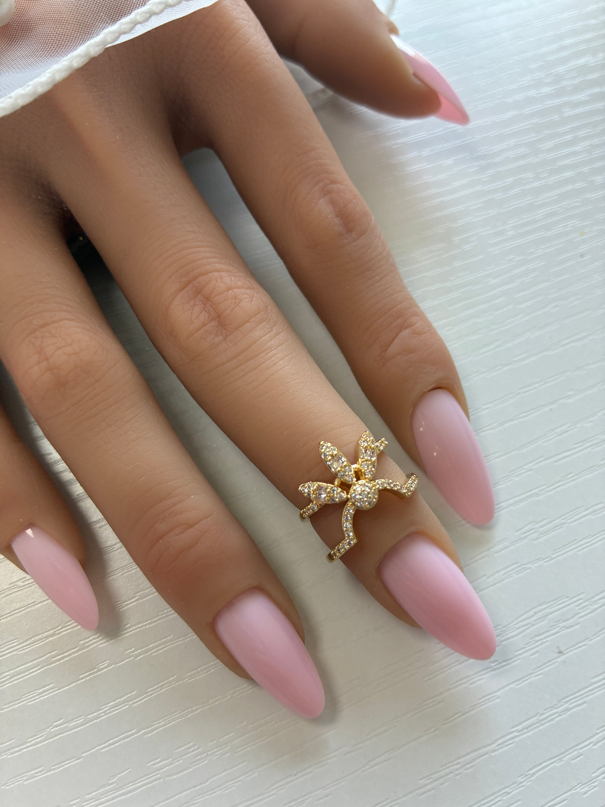 Bague d’ongle Fleur dorée à strass – Ajustable