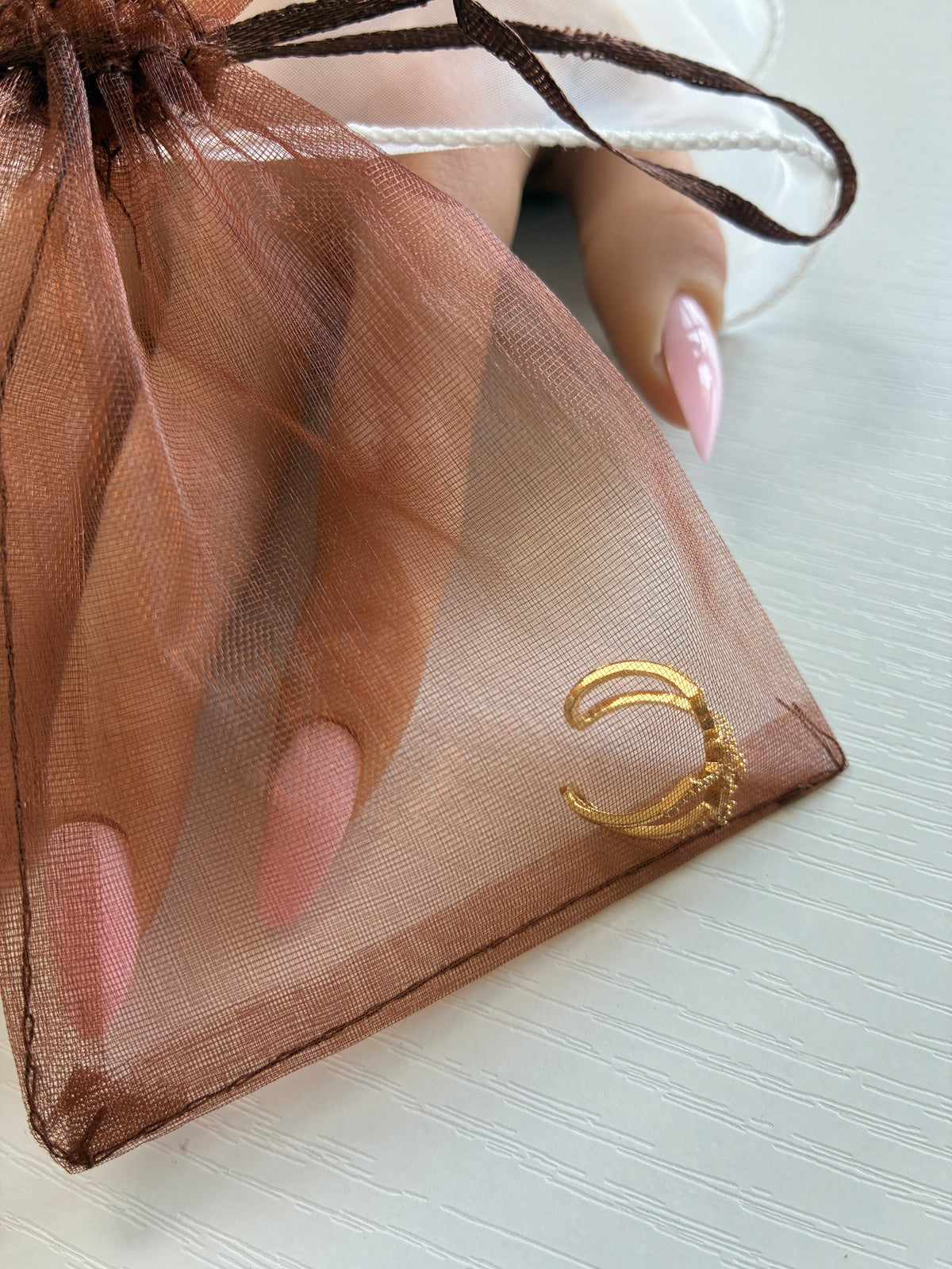 Bague d’ongle Fleur dorée à strass – Ajustable