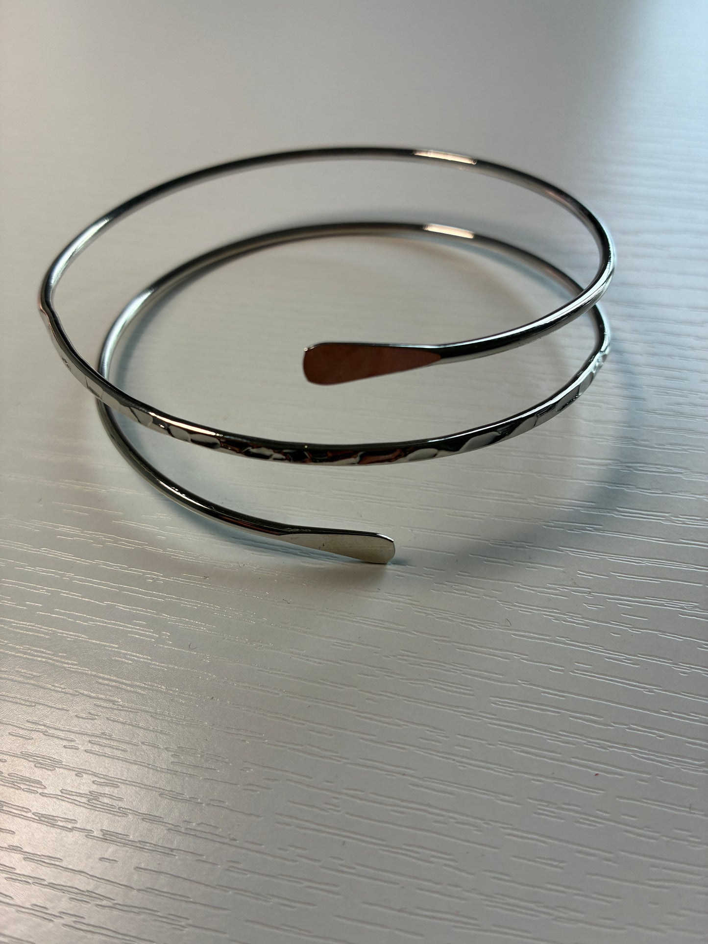 Bracelet de bras double spirale martelée argenté – Ajustable
