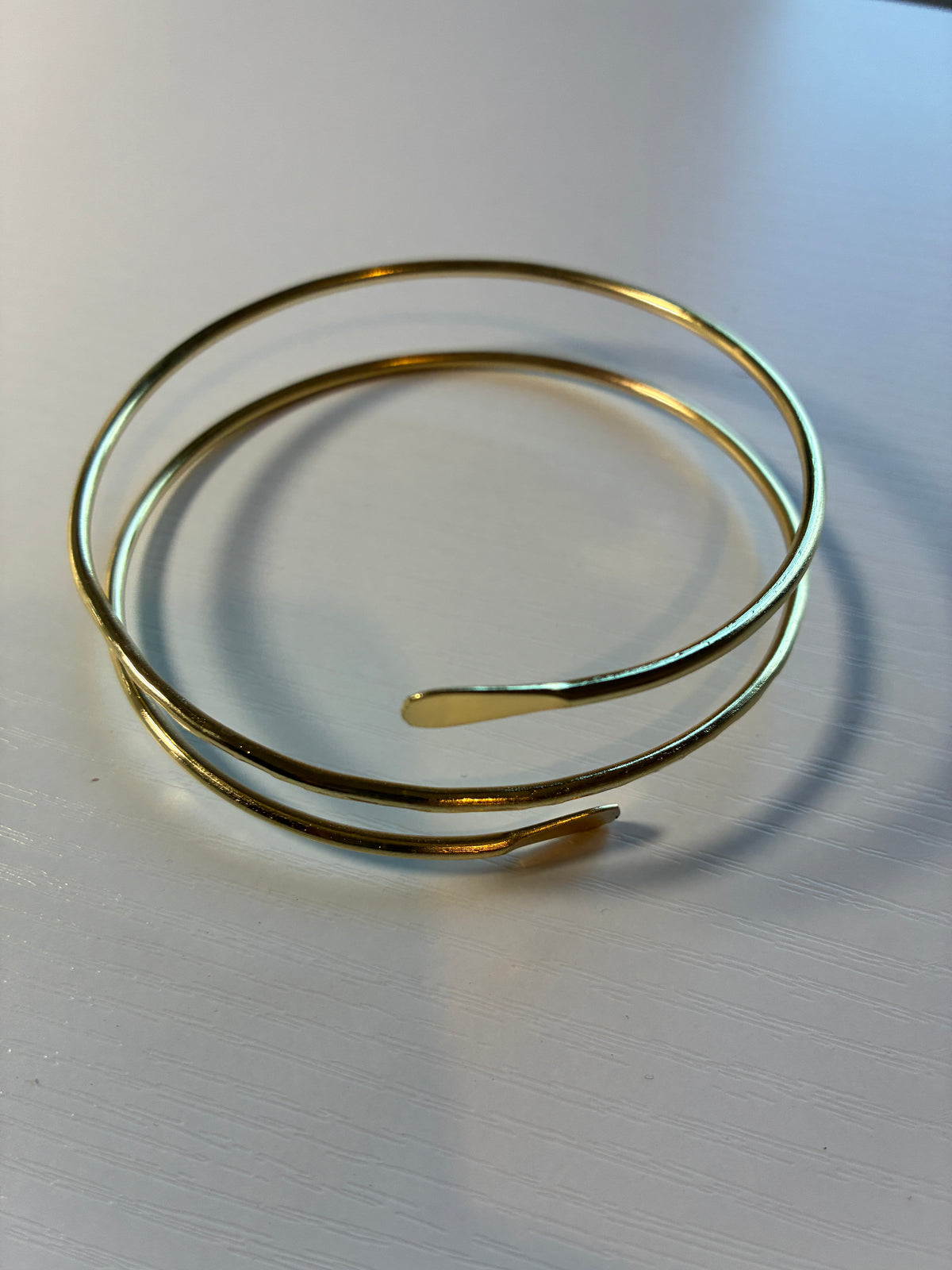 Bracelet de bras double spirale martelée doré – Ajustable