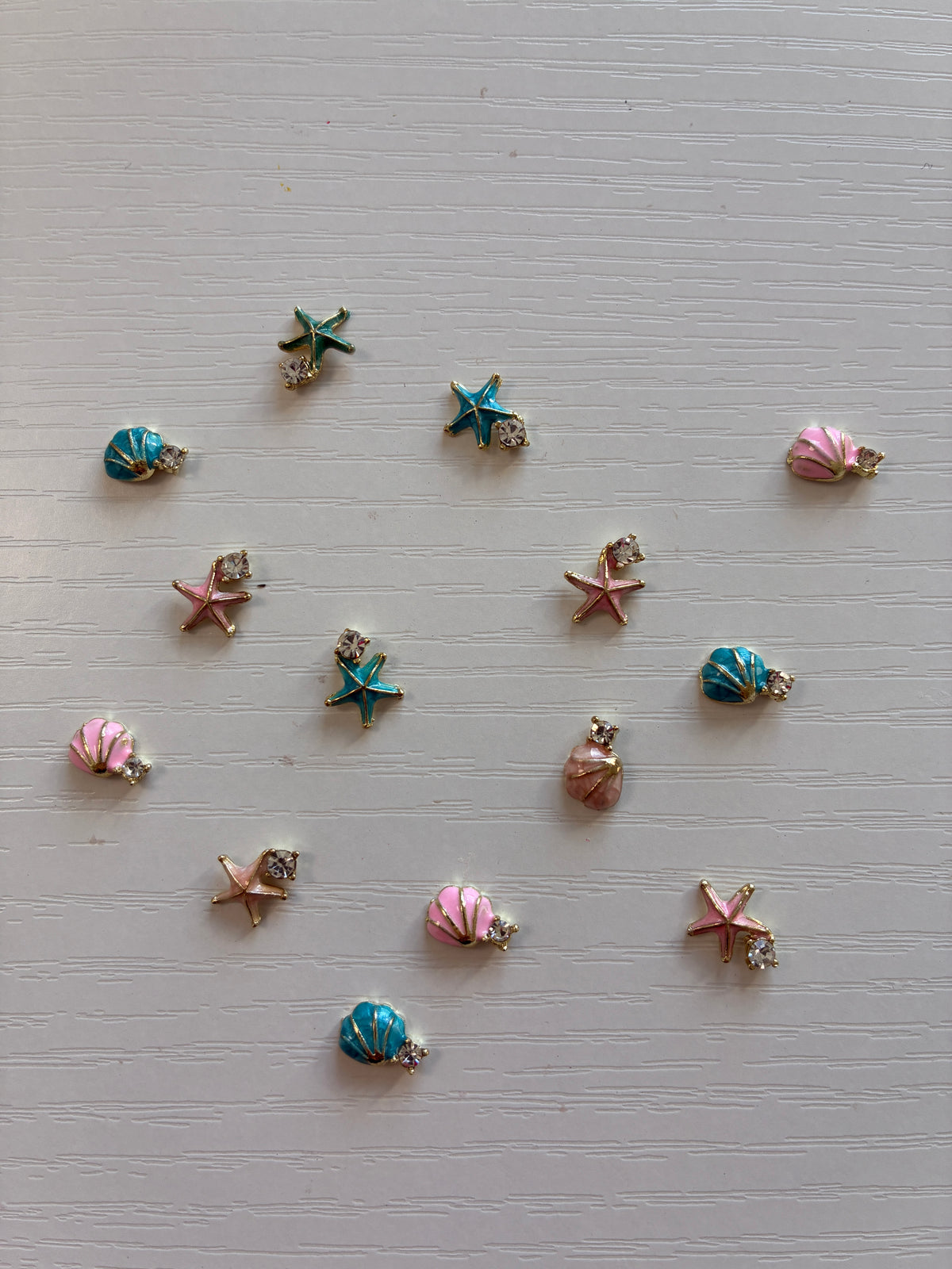 lot assorti de charms coquillages et étoiles de mer pour nail art
