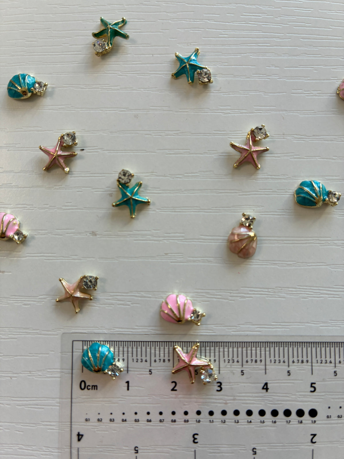 lot assorti de charms coquillages et étoiles de mer pour nail art