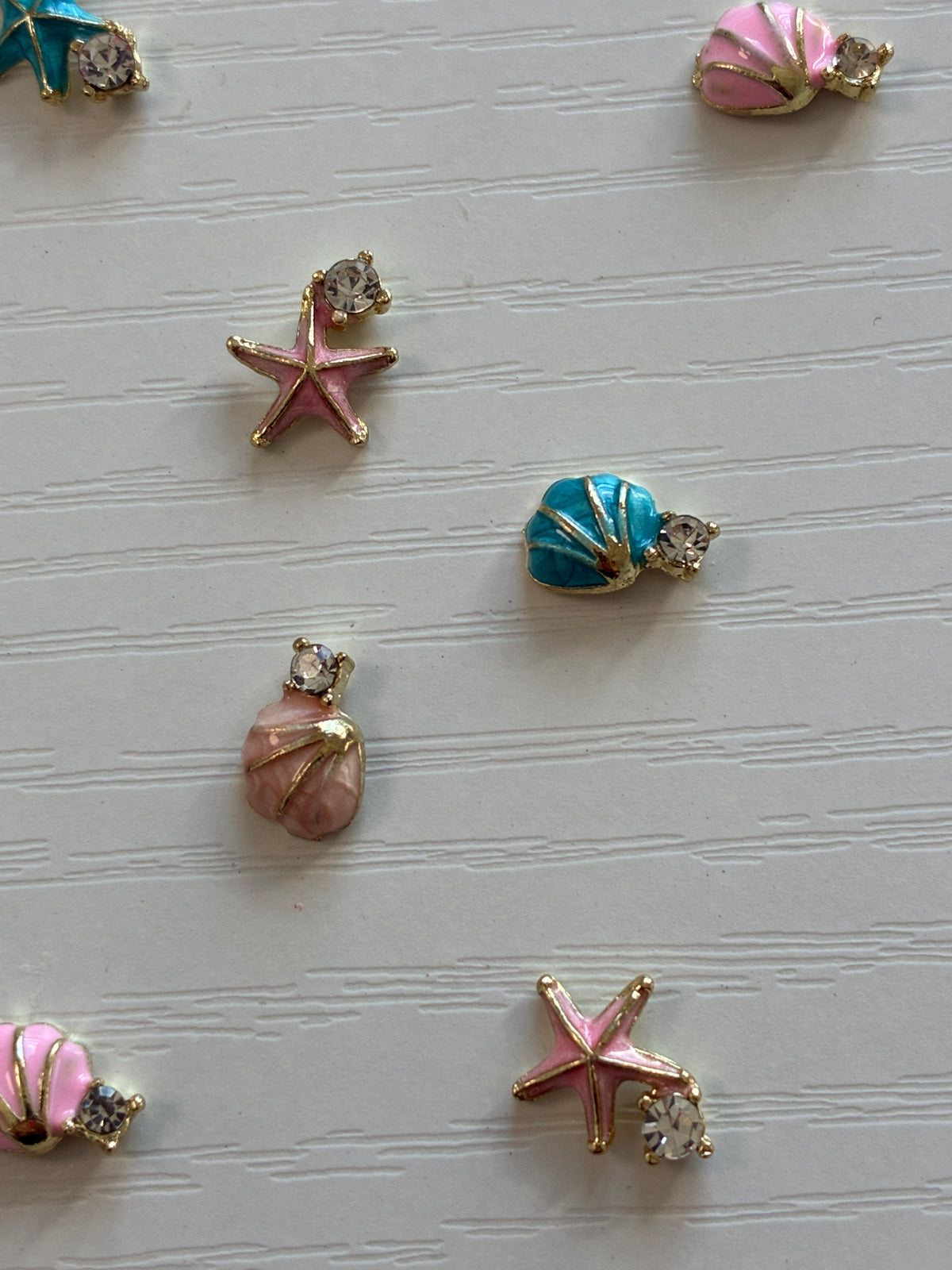 lot assorti de charms coquillages et étoiles de mer pour nail art
