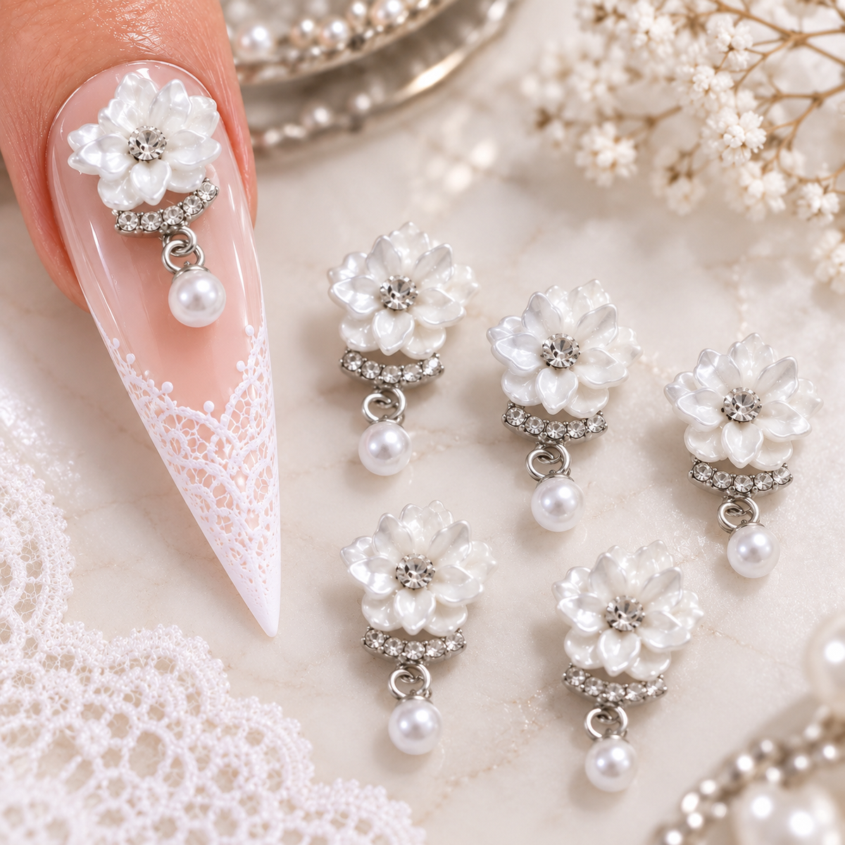 Bijoux d’ongles 3D – Fleurs blanches et argentées avec perles – Lot de 5
