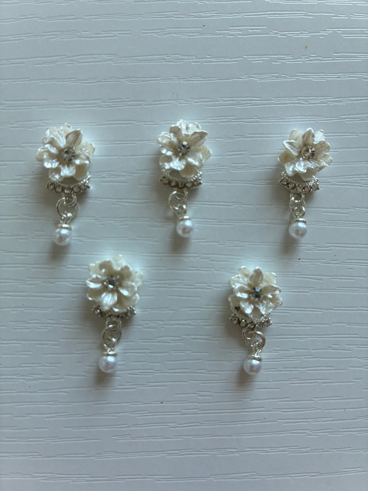 Bijoux d’ongles 3D – Fleurs blanches et argentées avec perles – Lot de 5